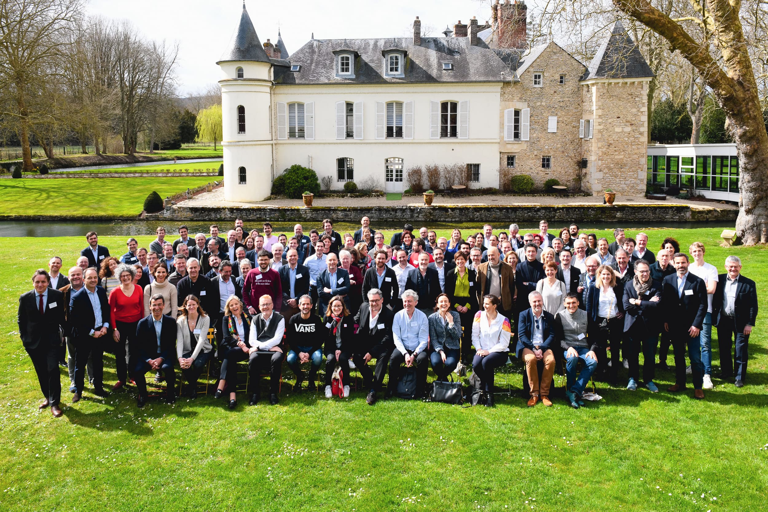 participants au FoodCamp 2023 devant le château où a eu lieu l'événement organisé par le Réseau FrenchFood